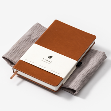 Carnet en CUIR artisanal. Fabriqué à la main. Livré en Coffret-cadeau.